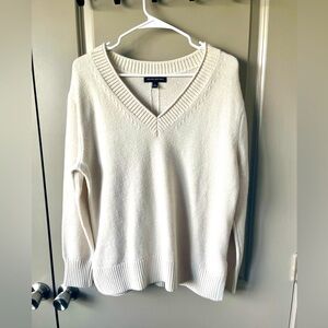 NWOT Banana Republic Elegant Cream Essentials V-Neck Sweater| Size: L | Basics